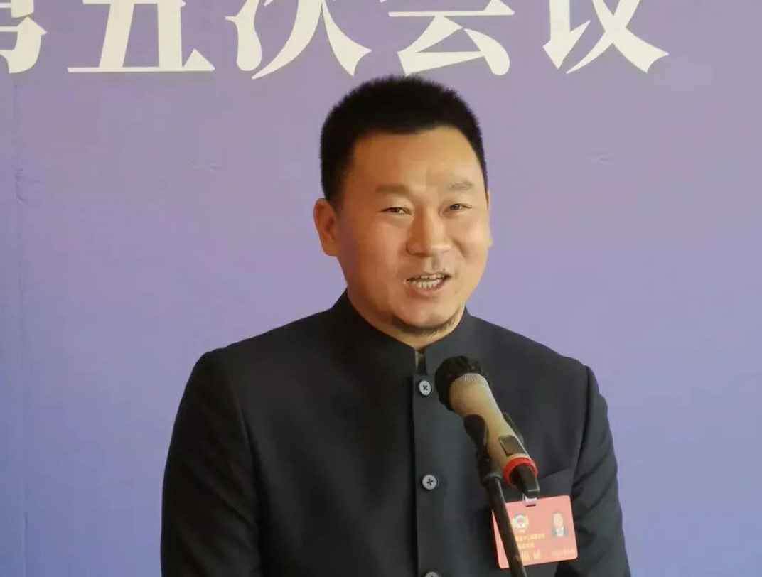 202204221343.jpg 为进一步展示市政协团结、民主、开放、自信的形象,向市民和网友展示政协委员的履职风采,中山市政协十二届五次会议在2月4日上午开幕前开设“委员通道”,市政协委员、华体会手机网页版登录入口-华体会(中国)公司总经理陈朝阳走进“委员通道”,回应社会关切的问题。他就如何做好城市应急管理规划的问题进行发言,并回答记者提问。.jpg